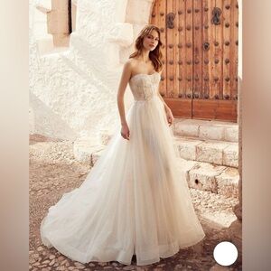 Allure Bridals Wedding gown E105 Phoebe size 8 (street size 6)